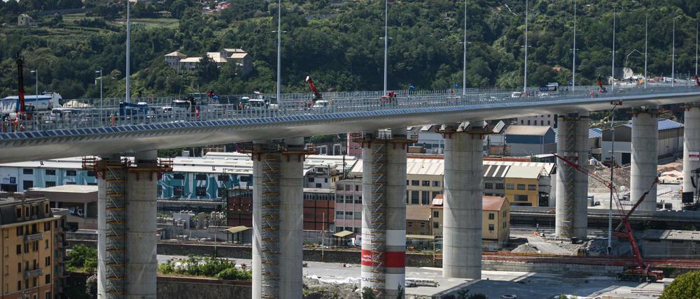 Eine Gesamtansicht der neuen Brücke von Genua.