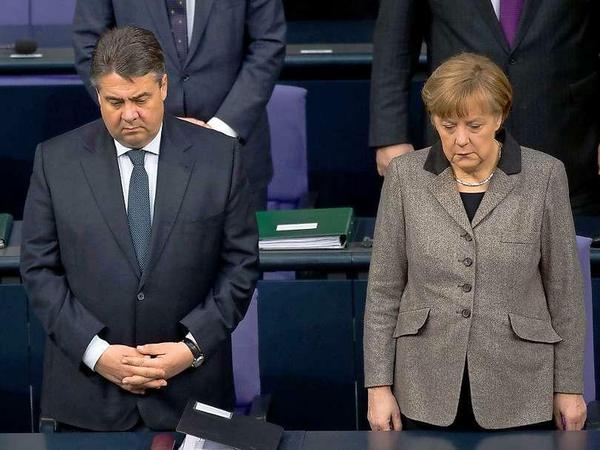 Der Bundestag gedenkt der Opfer. Von rechts nach links: Bundeskanzlerin Angela Merkel (CDU), Bundeswirtschaftsminister Sigmar Gabriel (SPD) und BundesaußenministerFrank-Walter Steinmeier (SPD).