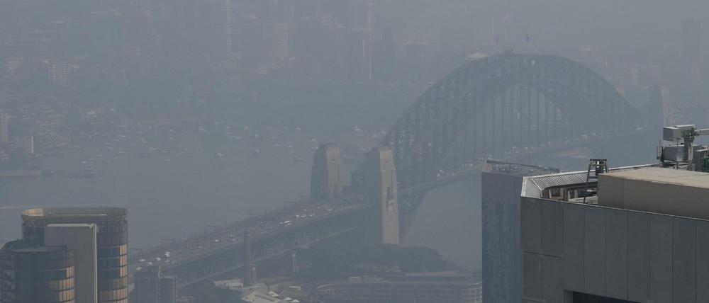 Die Harbour Bridge in Sydney verschwindet hinter Rauch.