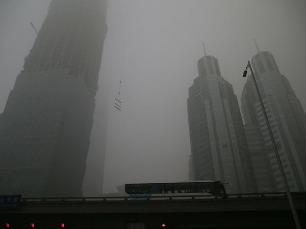 Der Smog hat in Peking am Dienstag Höchstwerte erreicht. 