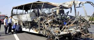 Der Reisebus ist ausgebrannt: Bei einem schweren Unfall sind in China mehrere Deutsche gestorben.