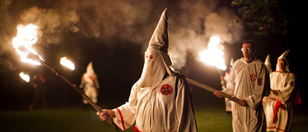Mitglieder der "Knights of the Southern Cross of the Ku Klux Klan" (KSCKKK) nehmen an einer Zeremonie teil. (Symbolbild)