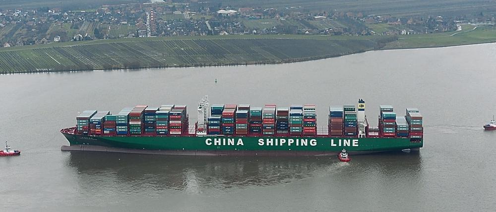 Strandgut. Das Containerschiff der "China Shipping Container Lines" kommt in der Elbe gerade nicht vom Fleck.