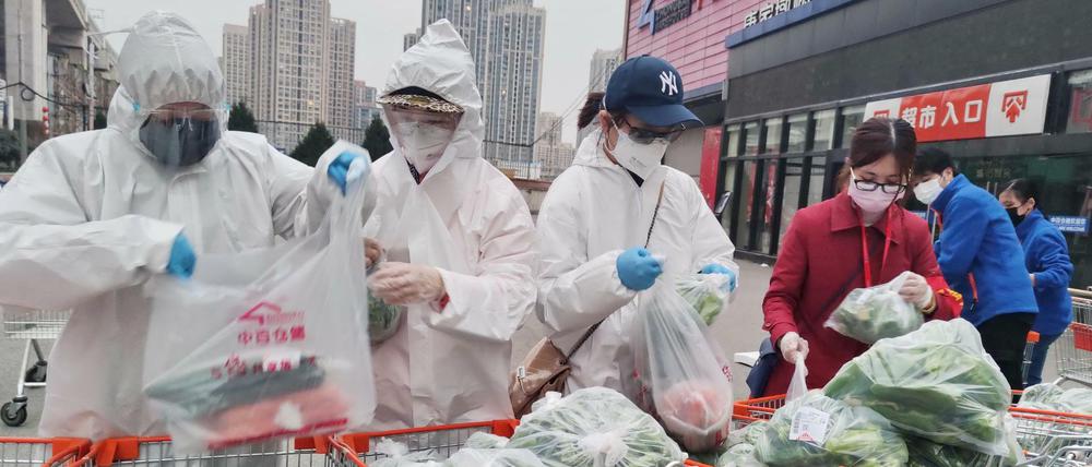 Freiwillige bereiten in Wuhan frisches Gemüse für die Bürger vor.