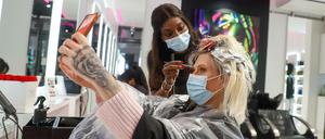 Unisexpreise sind beim Friseur eher die Ausnahme. Durchschnittlich 12,50 Euro zahlt eine Frau bei ihrem Friseurbesuch mehr.