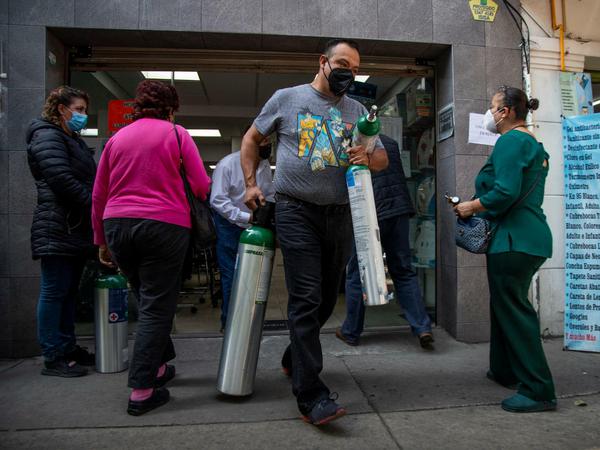 In Mexiko-Stadt holen sich die Menschen Sauerstoffflaschen für ihre kranken Angehörigen.