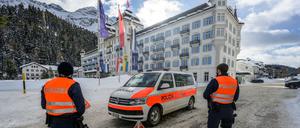 Ein Polizeiauto steht vor dem Eingang des Hotel Kempinski in St. Moritz.