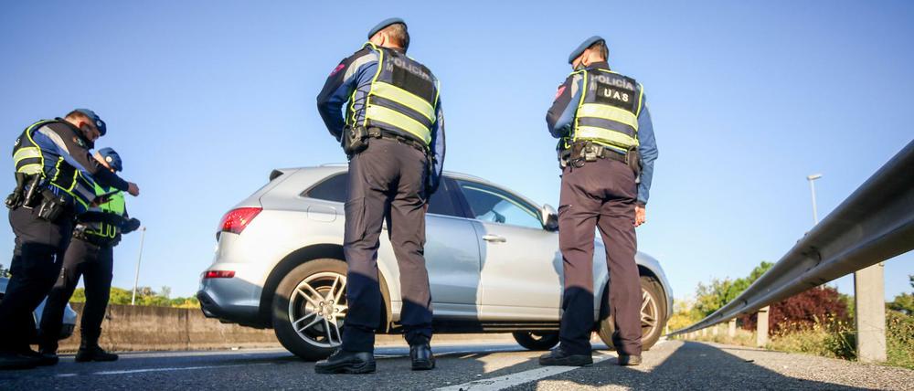Städtische Polizeibeamte führen im Rahmen der Corona-Maßnahmen eine Autokontrolle auf der Autobahn durch.