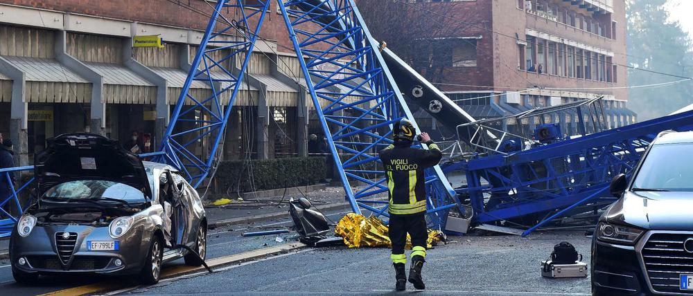 In der norditalienischen Stadt Turin ist ein Baukran auf eine belebte Straße gestürzt.