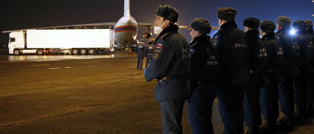 Männer vom russischen Katastrophenschutzministeriums bei der Ankunft der Leichen der Unglücksopfer am Flughafen von St. Petersburg. 