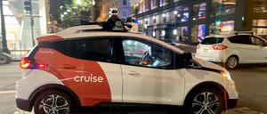 Ein fahrerloses Taxi von der Robotaxi-Firma Cruise fährt durch die Straßen von San Francisco.