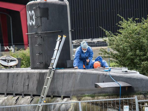 Techniker der Polizei untersuchen das selbstgebaute U-Boot "Nautilus" 