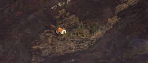 Lava von einem Vulkanausbruch umgibt das „Wunderhaus“ auf der Insel La Palma. 