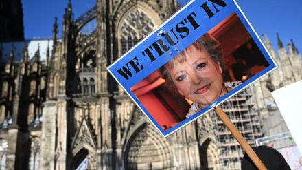 Ein Teilnehmer der Demonstration gegen die Absetzung der ARD Fernsehserie "Lindenstraße" hält ein Schild mit einem Foto der Serienfigur Helga Beimer. 