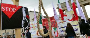 Iraner protestieren im April 2017 in Berlin gegen die Anwendung der Todesstrafe in ihrem Heimatland.