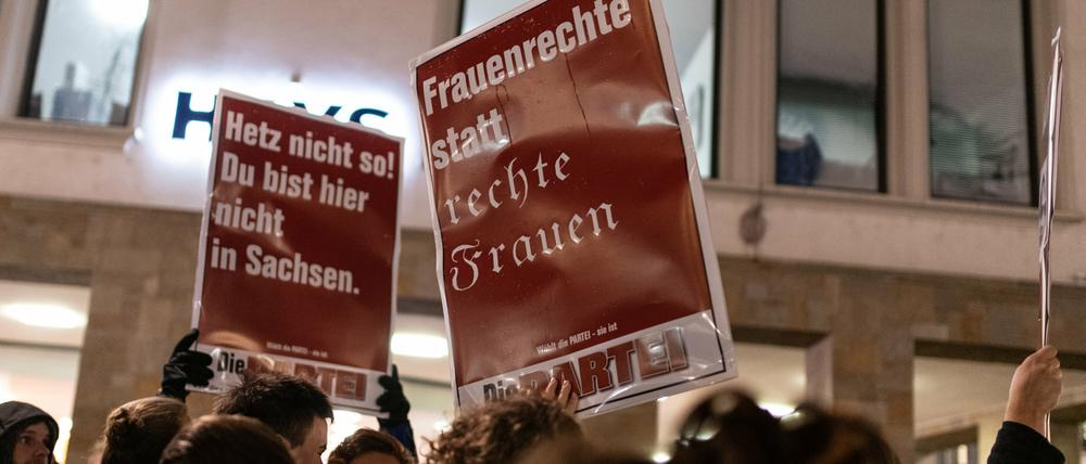 Demonstranten halten in der Innenstadt Plakate mit den Aufschriften "Hetz nicht so! Wir sind hier nicht in Sachsen." und "Frauenrecht statt rechte Frauen" hoch. 