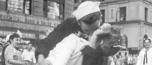 Die von der US-Navy zur Verfügung gestellte Aufnahme zeigt einen Matrosen und eine Frau, die sich am Times Square küssen. Dabei handelt es sich NICHT um die berühmte Aufnahme des Fotografen Alfred Eisenstaedt, sondern um eine Aufnahme der gleichen Szene, fotografiert vom US-Navy Fotografen Victor Jorgensen.