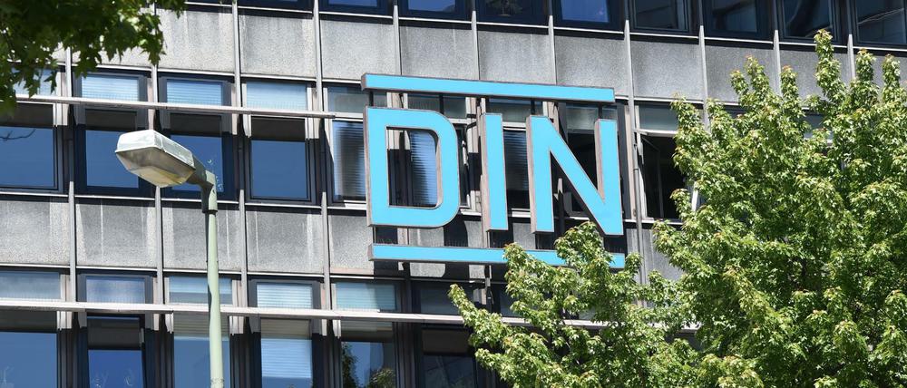 Am Sitz des Deutschen Institutes für Normung in der Burggrafenstraße am DIN-Platz in Berlin ist der Schriftzug und das Logo «DIN» für die DIN-Norm zu sehen. 