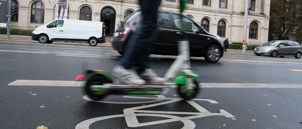 (Symbolbild) Ein E-Scooter fährt auf dem Radweg am Bundesverkehrsministerium in Berlin vorbei. 