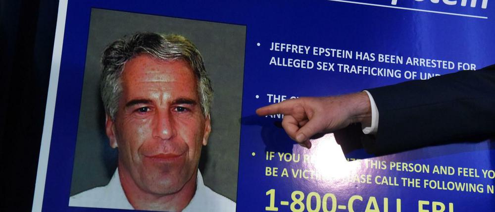 Ein Foto von US-Unternehmer Jeffrey Epstein auf einem Plakat des US-Justizministeriums. 