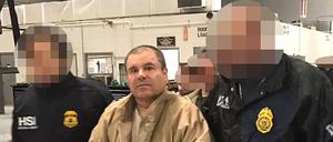 Im Januar 2017 wird der mexikanische Drogenboss "El Chapo" (Mitte) von amerikanischen DEA-Mitarbeitern eskortiert.