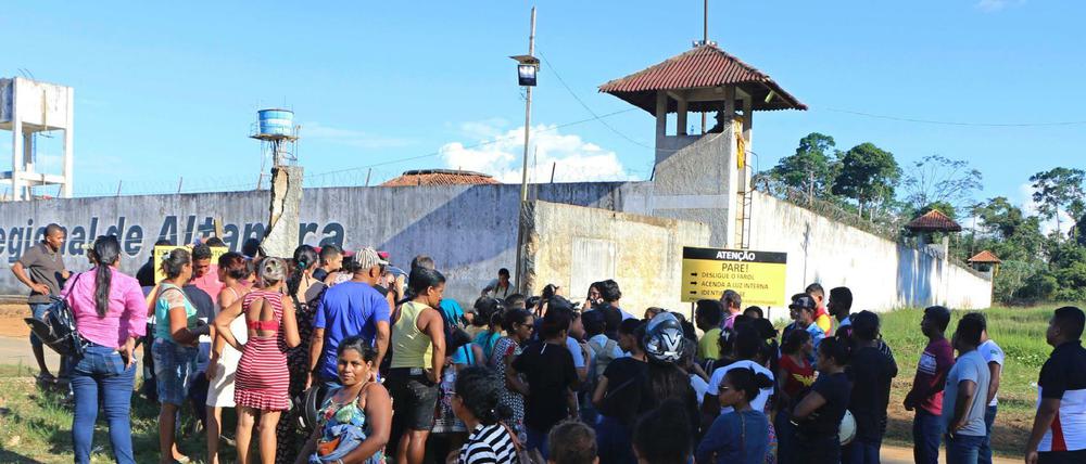 Viele Tote bei Kämpfen in brasilianischem Gefängnis: Angehörige warten auf Informationen über Familienmitglieder. 