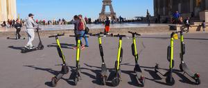 E-Tretroller stehen zum Mieten auf der Place du Trocadero bereit – im Hintergrund ist der Eiffelturm zu sehen. 