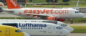 Flugzeuge stehen auf einem Flughafen (Symbolbild).