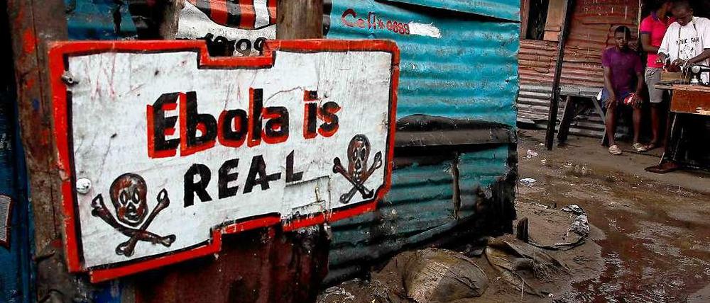 "Ebola is real" steht auf einem Schild in Liberia. Das Virus ist nach wie vor nicht unter Kontrolle. 