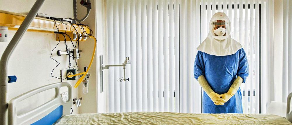 Ein Arzt bereitet sich für die Behandlung eines Patienten mit Ebola in Groningen, Niederlande, vor.