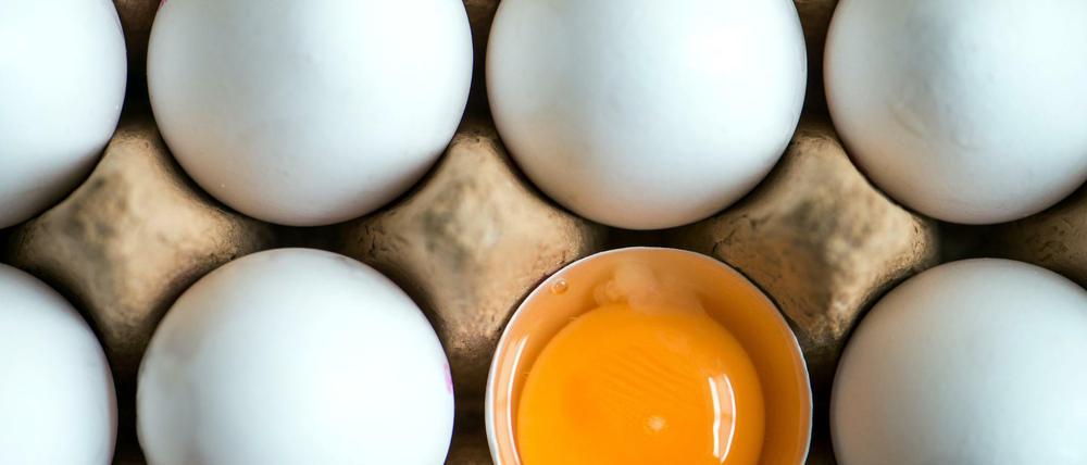 Der Lebensmittelhändler Rewe hat vorsorglich Eier aus den Niederlanden aus dem Verkauf genommen. 