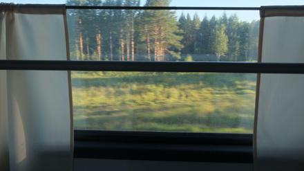 Ein Blick aus dem Fenster der transsibirischen Eisenbahn. 