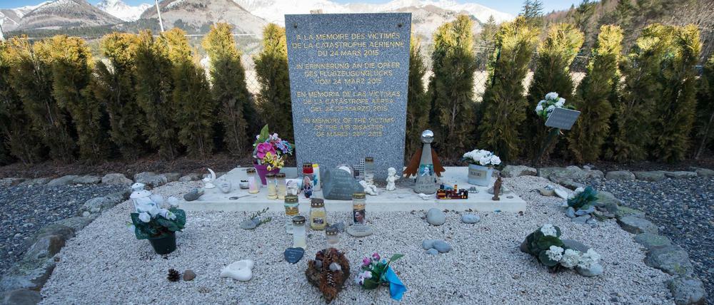 Im französischen Le Vernet, nahe dem Absturzort des Airbus, erinnert eine Gedenktafel in vier Sprachen an die 149 Opfer der Katastrophe.