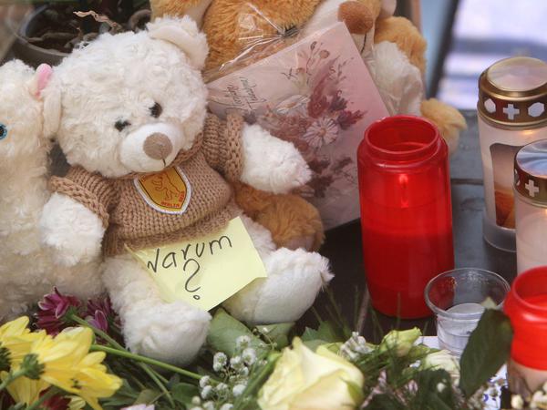 Einen Tag nach dem Mord an den Jungen an Gleis 7 im Hauptbahnhof Frankfurt trauern viele Menschen an der eingerichteten Gedenkstätte mit Kerzen und Blumen. 