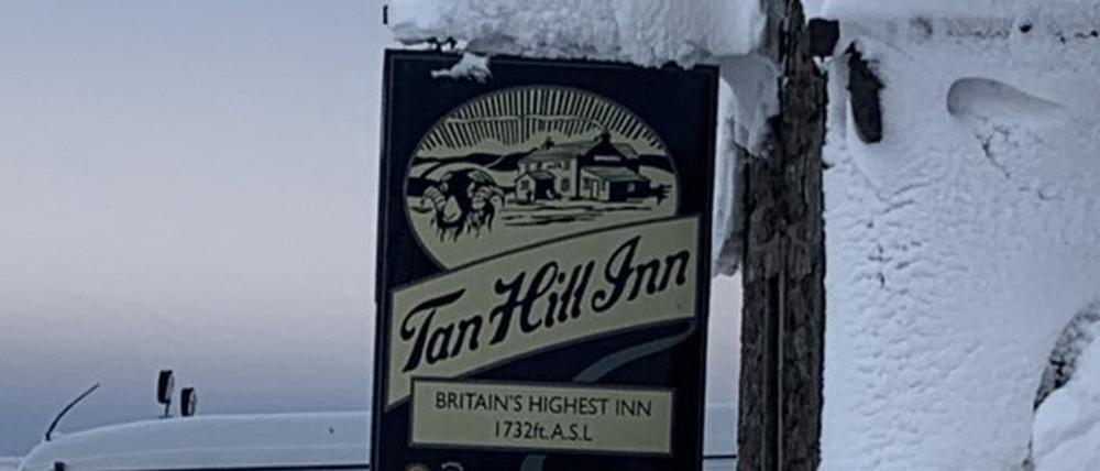 Der im nordenglischen Nationalpark Yorkshire Dales gelegene Pub „Tan Hill Inn“ ist seit drei Tagen eingeschneit.