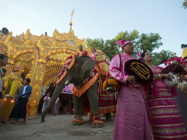 Der Mahut Kalu Sai und sein Elefant Phoe Kwar arbeiten am 28.01.2015 auf einem religiösen Fest in Htonebo (Myanmar).