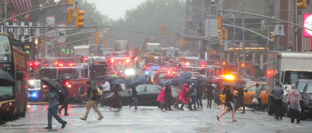 Feuerwehrwagen strömen zusammen, als ein Helikopter auf einem Dach am Times Square notlandete.