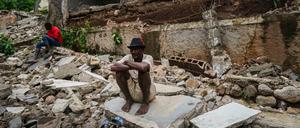 Erdbeben in Haiti: Ein Mann hockt auf den Trümmern des zerstörten Krankenhauses in Fleurant.