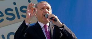 Recep Tayyip Erdogan, Präsident der Türkei, hält eine völlige Gleichberechtigung von Mann und Frau für unmöglich, weil der Islam der Frau die Mutterrolle zuweist.