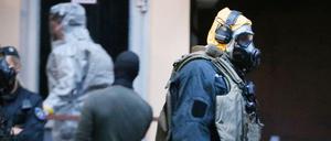 SEK-Beamte mit Atemschutzmasken am Fundort des Rizins in Köln 