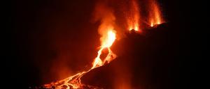 Immer weitere Krater öffnen sich im Vulkangebirge Cumbre Vieja, aus denen Lava den Berghang hinunterfließt. Das Dorf Todoque wurde weggerissen.