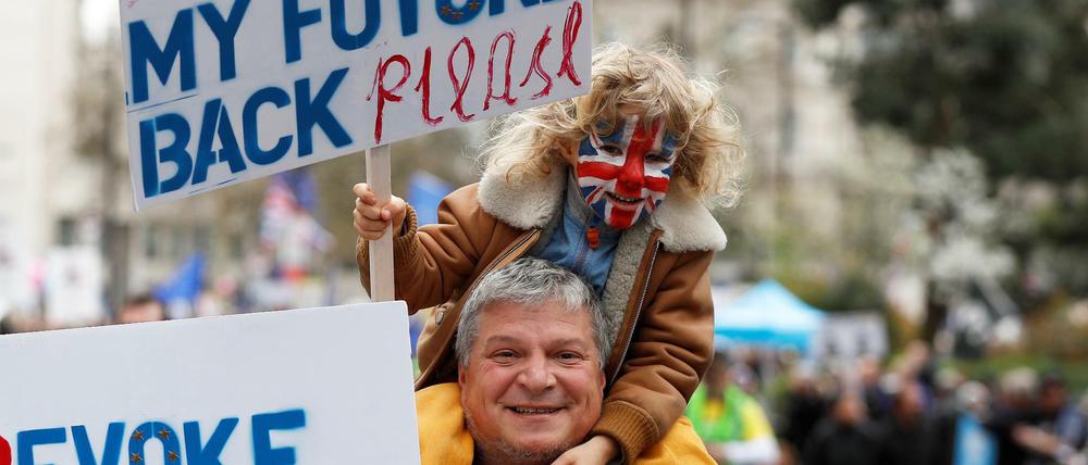Hier herrscht Einigkeit: Ein Anti-Brexit-Demonstrant trägt ein Kind auf seinen Schultern durch London