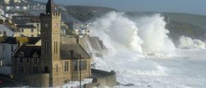Wellen brechen im Hafen von Porthleven (Großbritannien) an die Ufermauern. In Erwartung des Ex-Hurrikans «Ophelia» haben Behörden in Irland die höchste Wetterwarnstufe ausgerufen. 
