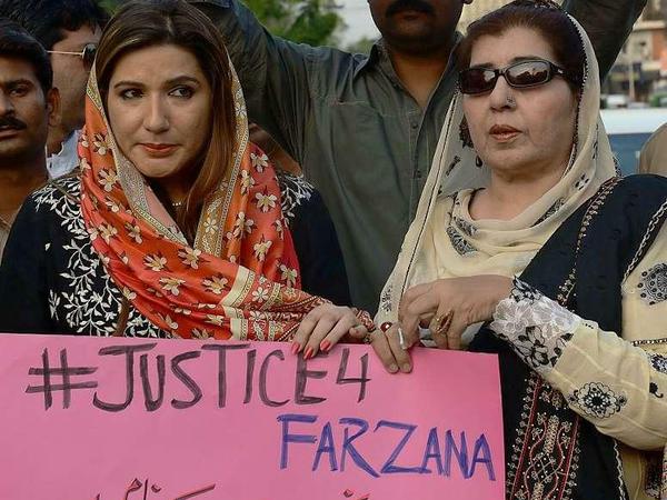 Unter den Augen der Polizei ist die 25-jährige Farzana Iqbal zu Tode gesteinigt worden, weil sie den Mann geheiratet hat, den sie liebte. Dass der seine vorhergehende Ehefrau ermordet hatte, kam erst nach der Tat heraus. 