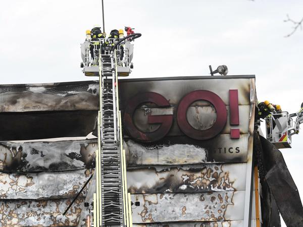 Feuerwehrleute bekämpfen den Brand einer Lagerhalle in München.