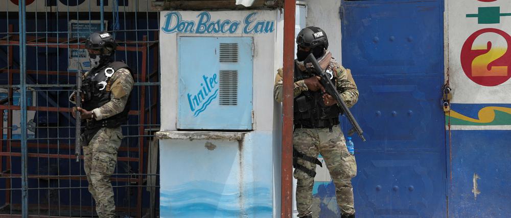 Mitglieder der haitianischen Nationalpolizei patrouillieren in Port-Au-Prince (Archivbild).