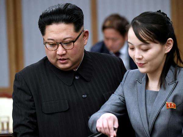 Kim Jong Un und seine Schwester Kim Yo Jong. 