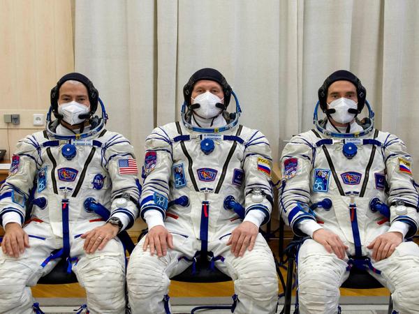 Vor dem Start der ISS im April 2021: Mark Vande Hei (von links) Oleg Novitskiy und Pyotr Dubrov in Baikonur.
