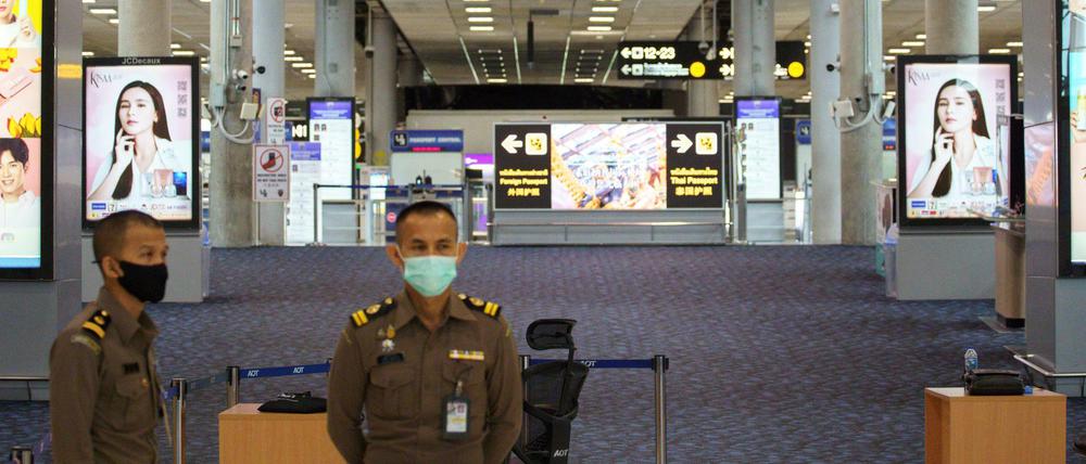 Strenge Kontrollen für Einreisende am Flughafen von Bangkok. 