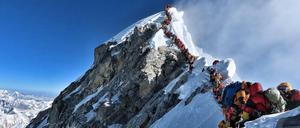 Eine lange Schlange von Bergsteigern am Mittwoch, 22. Mai 2019, auf dem Mount Everest.